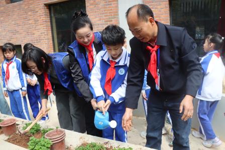 罗湖外语小学举办中医药进校园植树节主题活动
