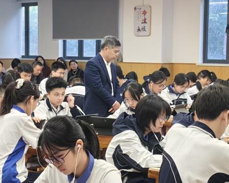数智赋能融创共生  学无边界共探未来——罗湖区数智交互课程观摩研讨会议在东湖中学成功举办