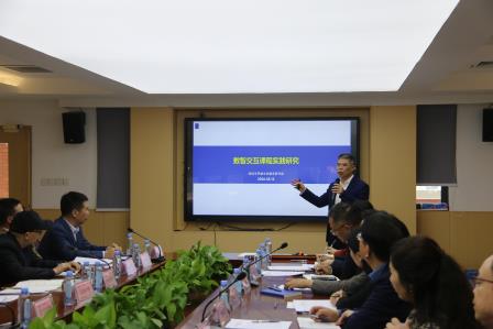 数智赋能融创共生  学无边界共探未来——罗湖区数智交互课程观摩研讨会议在东湖中学成功举办
