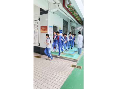 师生同心筑防线 消防演练保平安——凤光小学开展消防安全疏散演练