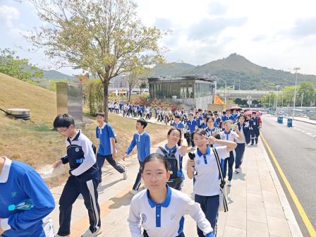 千名师生同行山海，“行走的课堂”开进梧桐山 ——罗外初中2025级开展徒步研学活动