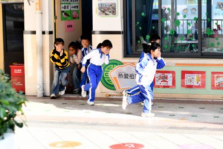应急于行 防范未“燃” ——深圳市靖轩小学安全紧急疏散演练顺利举行