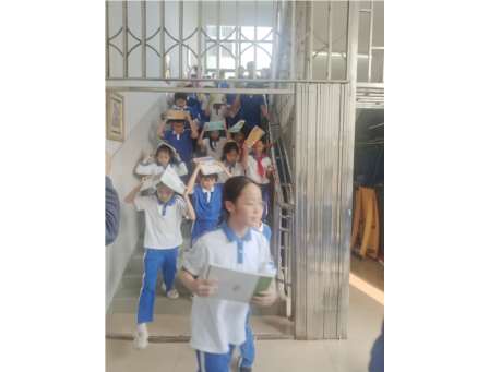 防震演练筑防线 安全护航伴成长 ——深圳市华丽小学举行防震减灾应急疏散演练