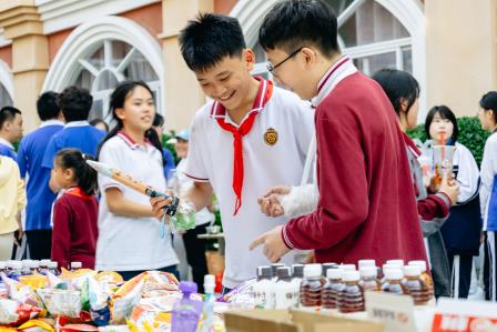 情暖校园，爱润初心｜华美外国语学校学习雷锋月爱心义卖圆满落幕