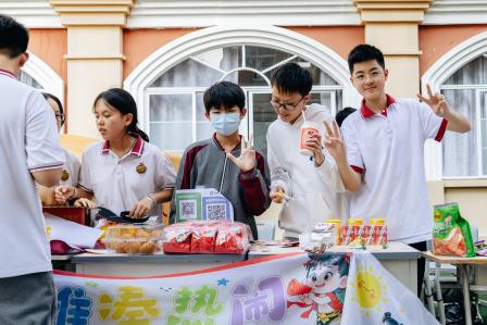 情暖校园，爱润初心｜华美外国语学校学习雷锋月爱心义卖圆满落幕