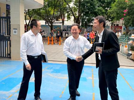 罗湖区教育局杨海波调研员一行到碧波小学检查开学工作