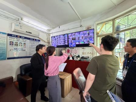 罗湖区教育局杨海波调研员一行到碧波小学检查开学工作