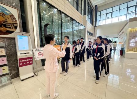 “亦师亦友共成长”系列活动之行走的思政课——深北莫附属布心中学开展中医药文化红色研学活动