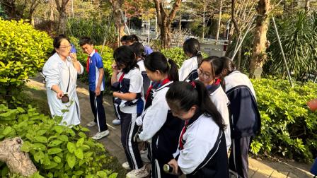 “亦师亦友共成长”系列活动之行走的思政课——深北莫附属布心中学开展中医药文化红色研学活动