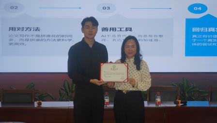 以研促教凝智慧，以笔为耕育匠心 ——梧桐小学特邀专家开展教育论文写作专题讲座
