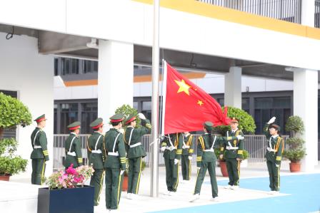 养良好习惯 树文明新风——布心小学开展七色花之“紫色花”文明礼仪主题升旗活动
