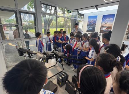 探秘低空新蓝海 实践赋能成长路——淘金山小学开展“每周半天计划”洪湖低空经济示范基地研学活动