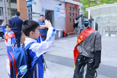 机器人和我们一起开集市！——深圳市仙桐实验小学举行2026年财商融合教育活动暨校园科技节