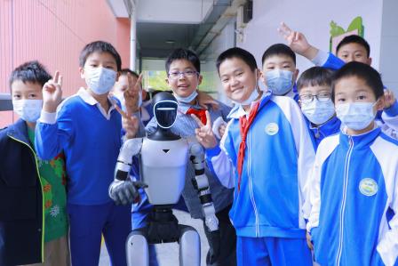 机器人和我们一起开集市！——深圳市仙桐实验小学举行2026年财商融合教育活动暨校园科技节