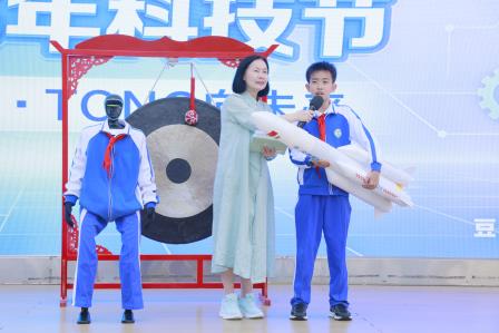 机器人和我们一起开集市！——深圳市仙桐实验小学举行2026年财商融合教育活动暨校园科技节