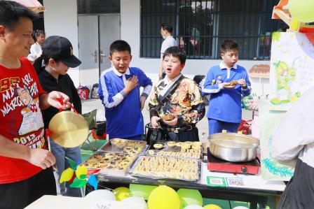 机器人和我们一起开集市！——深圳市仙桐实验小学举行2026年财商融合教育活动暨校园科技节