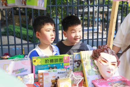机器人和我们一起开集市！——深圳市仙桐实验小学举行2026年财商融合教育活动暨校园科技节