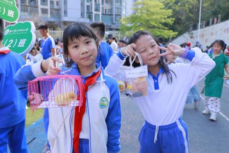 机器人和我们一起开集市！——深圳市仙桐实验小学举行2026年财商融合教育活动暨校园科技节