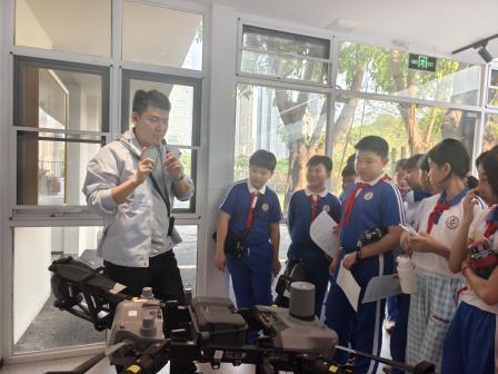 链接产业前沿，实践启迪未来 ——新秀小学“每周半天”实践走进洪湖低空经济示范基地