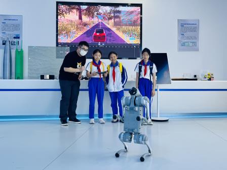 触摸前沿科技，践行创造之乐——翠竹外国语实验学校“每周半天计划”走进市青少年活动中心