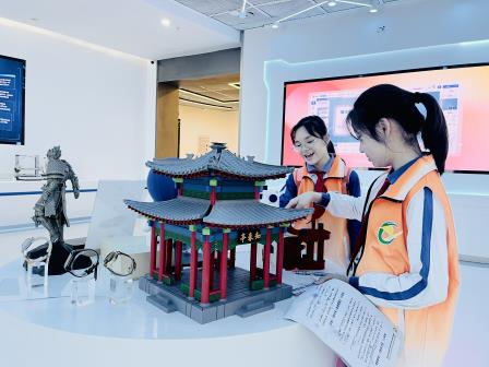 触摸前沿科技，践行创造之乐——翠竹外国语实验学校“每周半天计划”走进市青少年活动中心