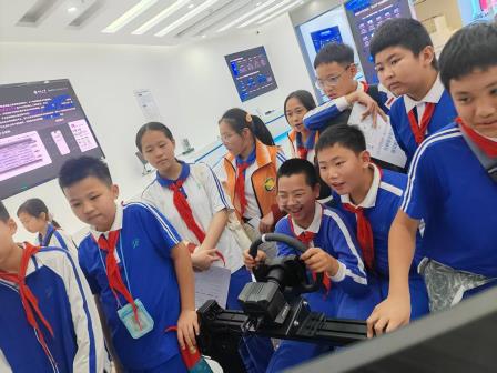 触摸前沿科技，践行创造之乐——翠竹外国语实验学校“每周半天计划”走进市青少年活动中心