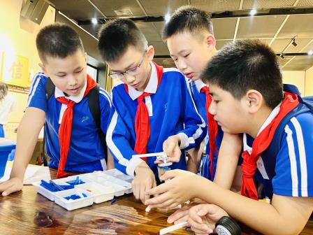 触摸前沿科技，践行创造之乐——翠竹外国语实验学校“每周半天计划”走进市青少年活动中心