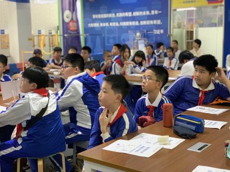 触摸前沿科技，践行创造之乐——翠竹外国语实验学校“每周半天计划”走进市青少年活动中心