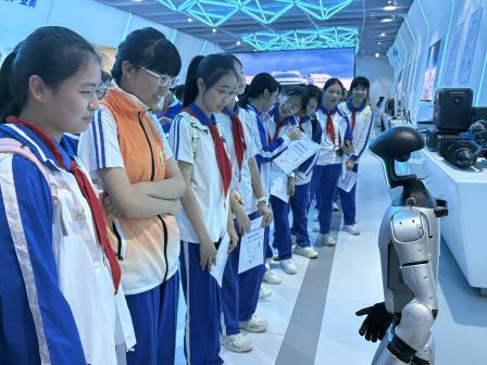 触摸前沿科技，践行创造之乐——翠竹外国语实验学校“每周半天计划”走进市青少年活动中心