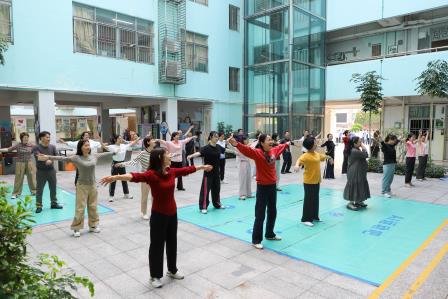 让“健康第一”教育理念成为行动自觉：罗外实验学校教职工八段锦练出精气神
