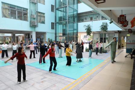 让“健康第一”教育理念成为行动自觉：罗外实验学校教职工八段锦练出精气神