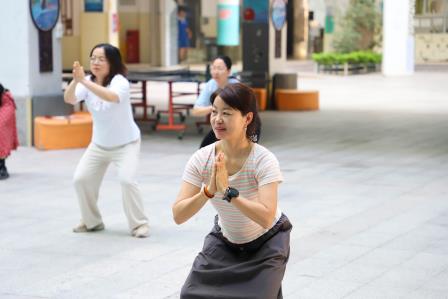 让“健康第一”教育理念成为行动自觉：罗外实验学校教职工八段锦练出精气神