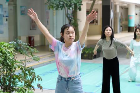 让“健康第一”教育理念成为行动自觉：罗外实验学校教职工八段锦练出精气神
