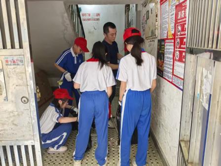 学习雷锋好榜样 清洁家园我先行 ——湖贝小学开展学雷锋社区志愿活动
