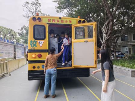 筑牢安全防线，守护学生平安出行 ----景园实验小学举行校车应急演练