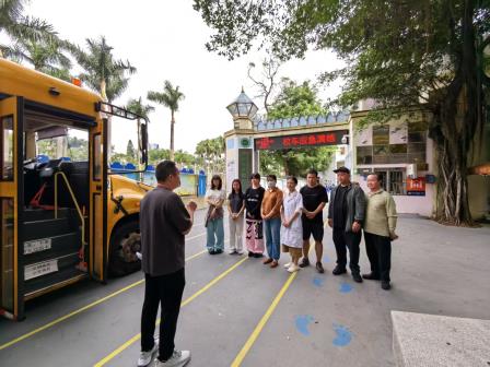 筑牢安全防线，守护学生平安出行 ----景园实验小学举行校车应急演练