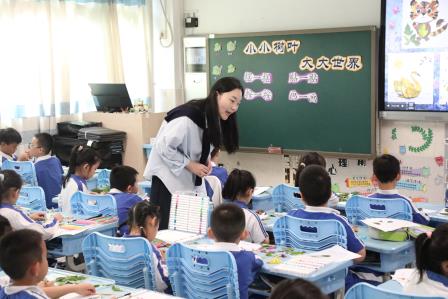 夯实基本功，赋能新成长——水田小学开展2025届新教师“10 项基本功”考核暨教学常规视导活动