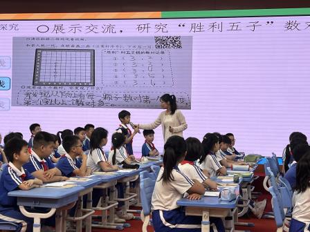 深圳市螺岭外国语实验学校举行第二十七届“百花奖”启动仪式暨数学大单元教学展示活动