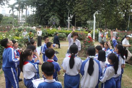 邂逅月季探自然 AI作诗乐成长——深圳市人民小学举行“每周半天计划”研学活动