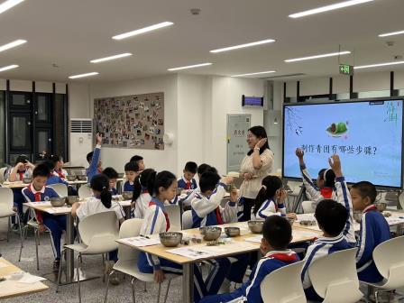 中医药+劳动教育，罗外小学师生解锁艾草青团新体验