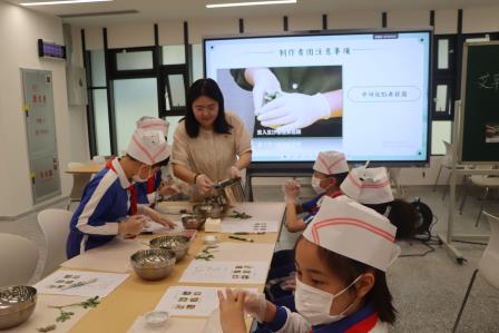 中医药+劳动教育，罗外小学师生解锁艾草青团新体验