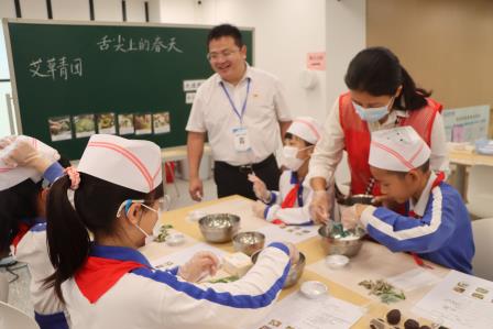 中医药+劳动教育，罗外小学师生解锁艾草青团新体验