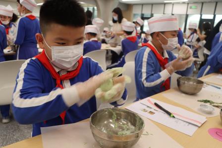 中医药+劳动教育，罗外小学师生解锁艾草青团新体验