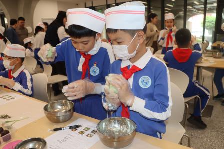 中医药+劳动教育，罗外小学师生解锁艾草青团新体验