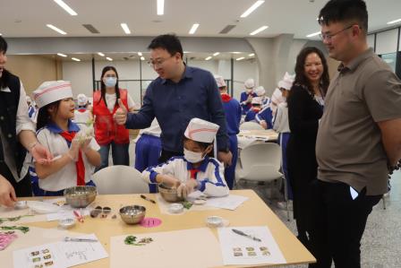 中医药+劳动教育，罗外小学师生解锁艾草青团新体验