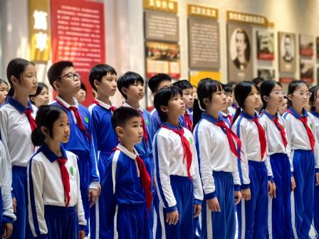 缅怀英烈筑国魂 红领巾向党表初心 —— 景园实验小学党支部开展清明节纪念烈士活动