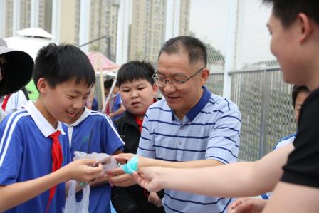学雷锋 暖校园 润童年 行义举——深圳市莲南教育集团安芳小学举办爱心义卖活动