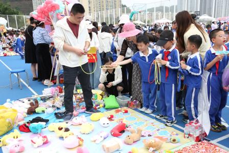 学雷锋 暖校园 润童年 行义举——深圳市莲南教育集团安芳小学举办爱心义卖活动