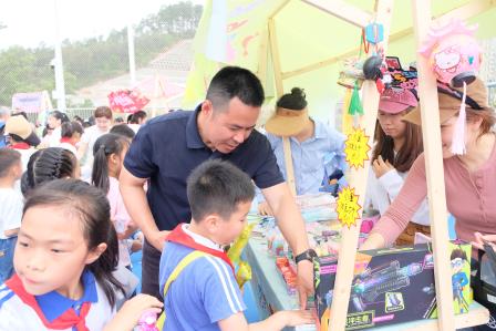 学雷锋 暖校园 润童年 行义举——深圳市莲南教育集团安芳小学举办爱心义卖活动