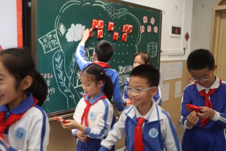 花灯启新岁，策马向未来——罗湖外语小学举行2025-2026学年第二学期开学典礼暨开学第一课  